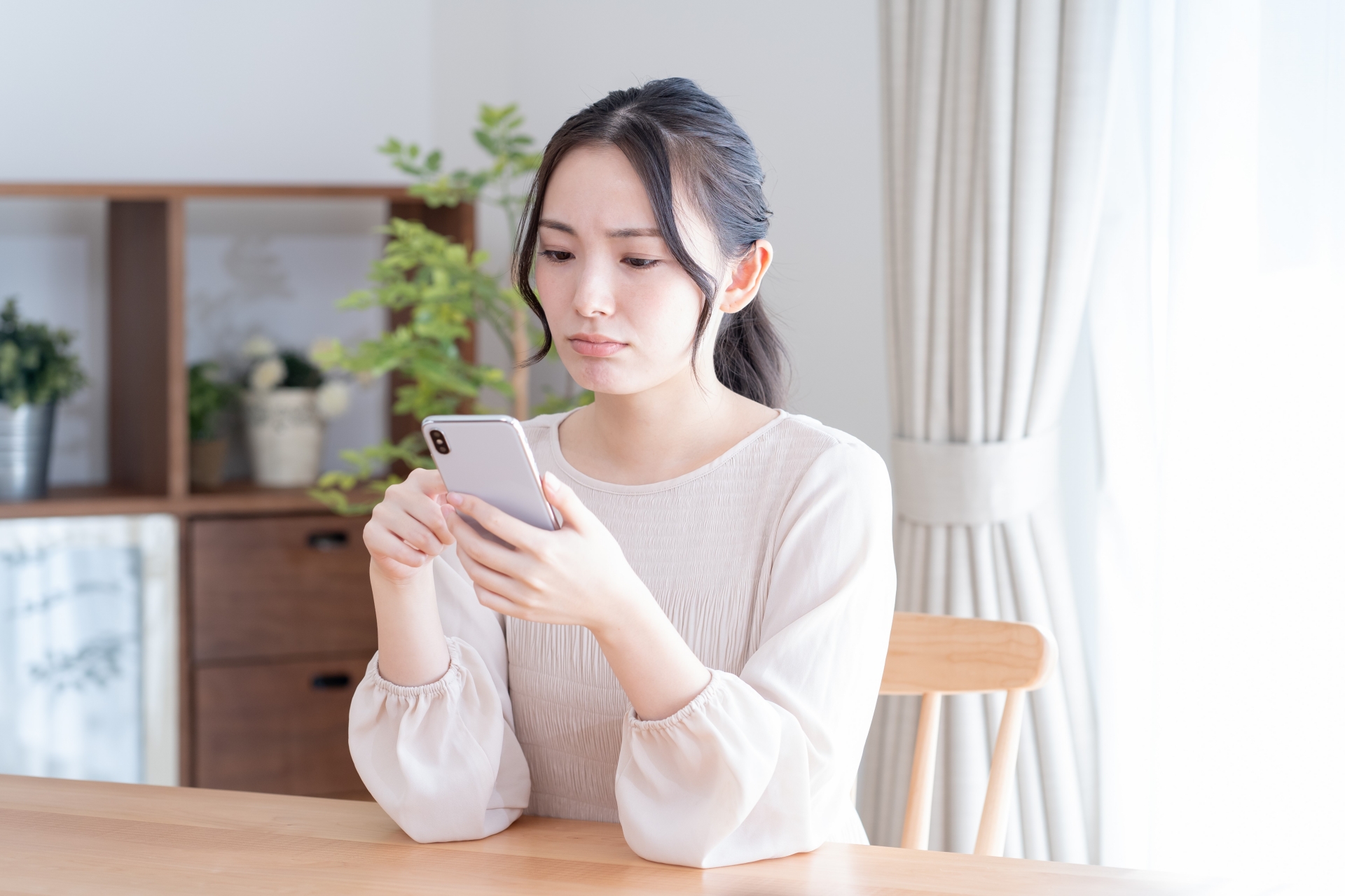 携帯を見る若い日本人女性