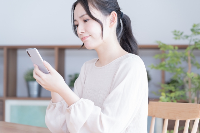 携帯を見る若い日本人女性